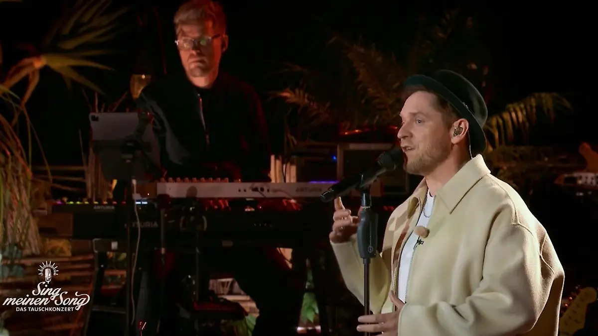 Sing meinen Song: Johannes Oerding performt, im Hintergrund ein Pianist am Keyboard