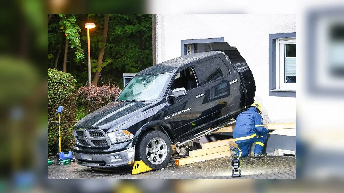 Plötzlich hing der Pick-up mit dem Heck in der Küche.
