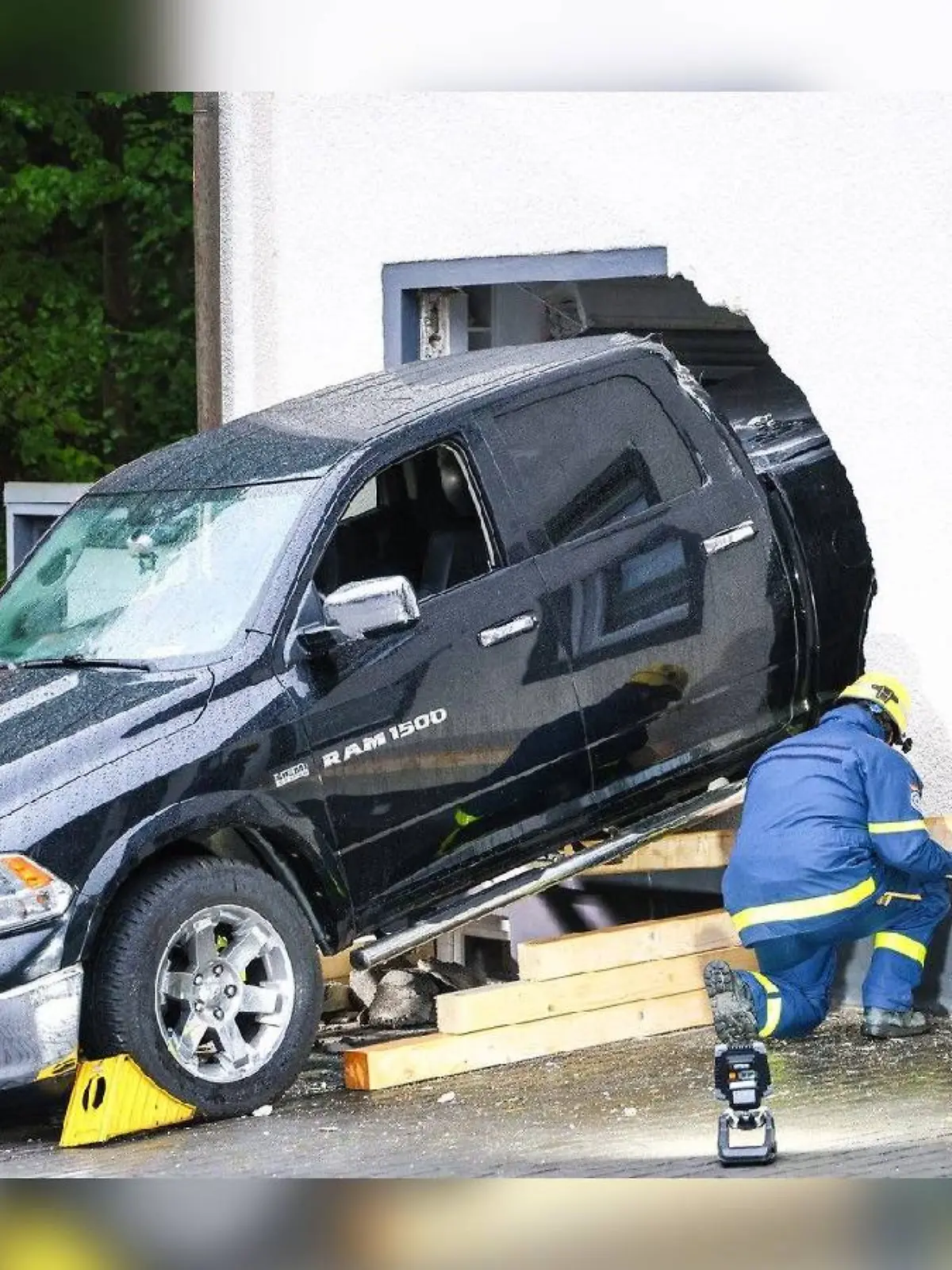 Plötzlich hing der Pick-up mit dem Heck in der Küche.