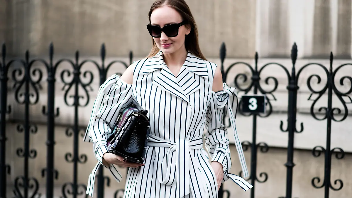Street style, arriving at Issey Miyake Fall-Winter 2017-2018 show held at Hotel de Ville, in Paris, France, on March 3, 2017. Photo by Marie-Paola Bertrand-Hillion/ABACAPRESS.COM |