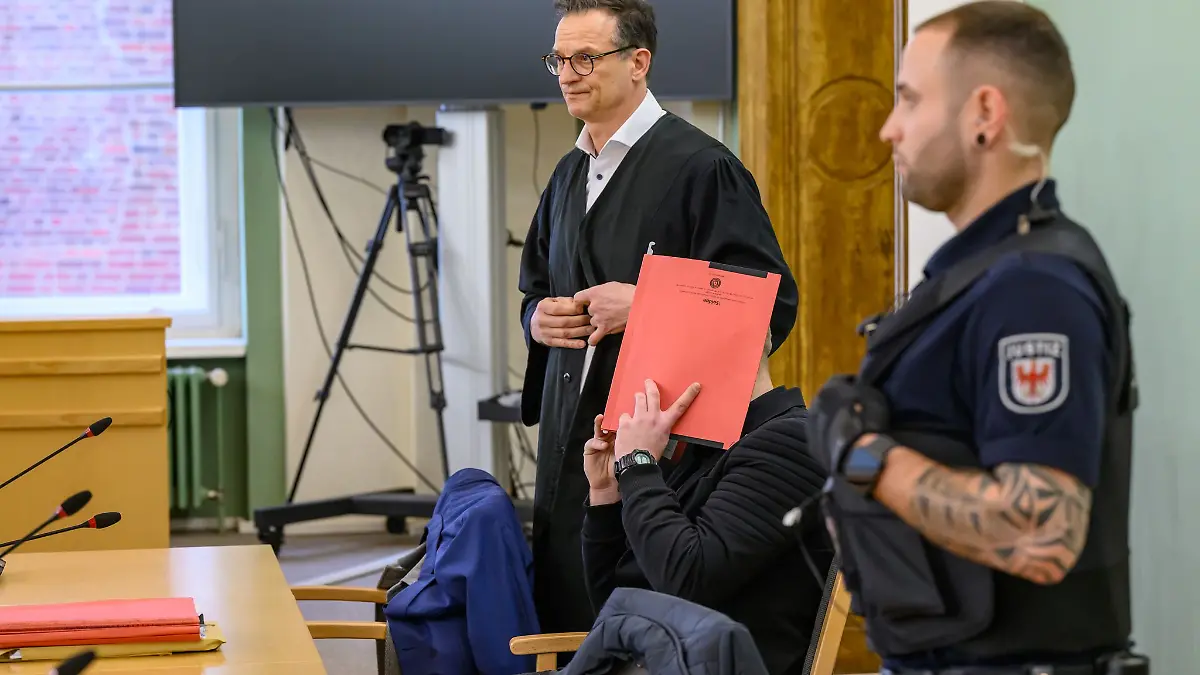 Der Angeklagte soll einen Polizisten getötet haben. (Archivbild)