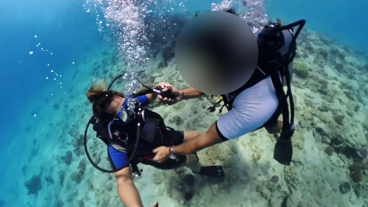 An Po und Busen begrapscht! Ekel-Tauchlehrer belästigt Touristin unter Wasser Niemand kann ihr helfen