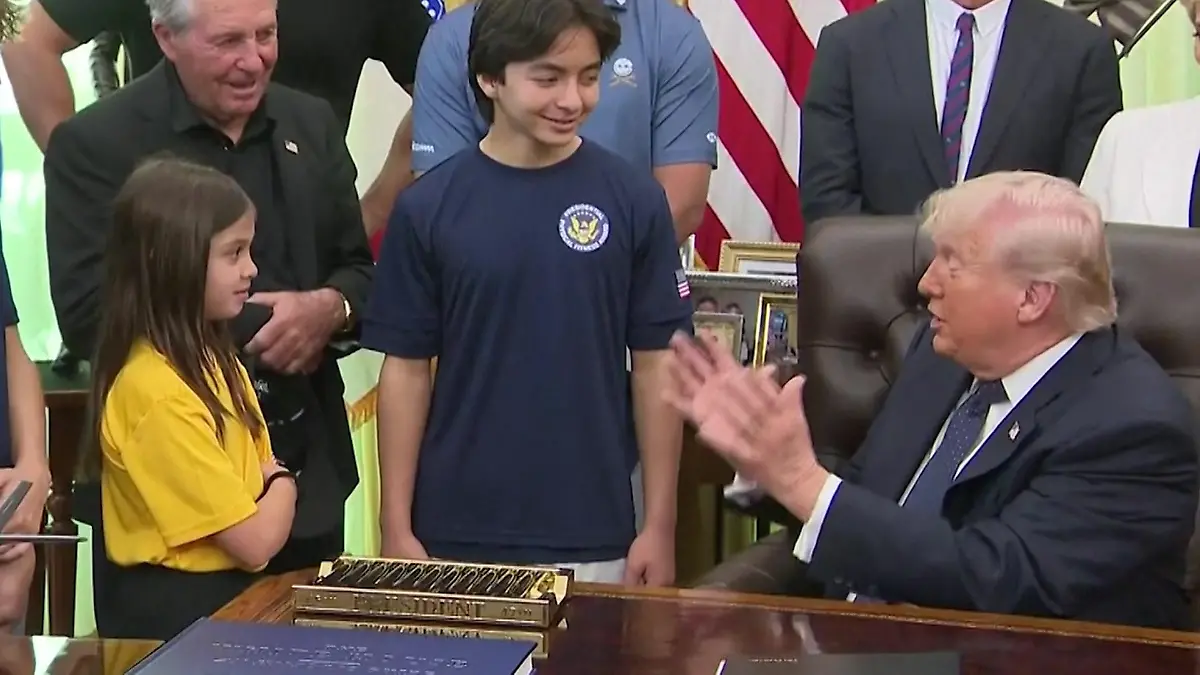 Donald Trump verspottet Mädchen – weil es DAS nicht kann! Vor Weltpresse im Weißen Haus