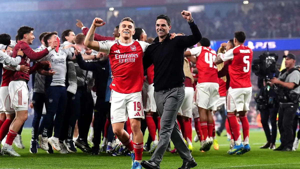 Arsenal-Coach Mikel Arteta feiert den Einzug ins Champions-League-Finale mit Leandro Trossard.