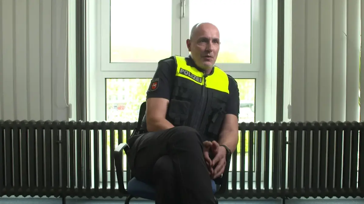 Frank Peter trainiert mit Nachwuchsbeamten Einsätze realitätsnah.