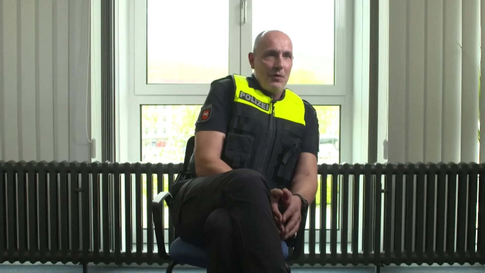 Frank Peter trainiert mit Nachwuchsbeamten Einsätze realitätsnah.