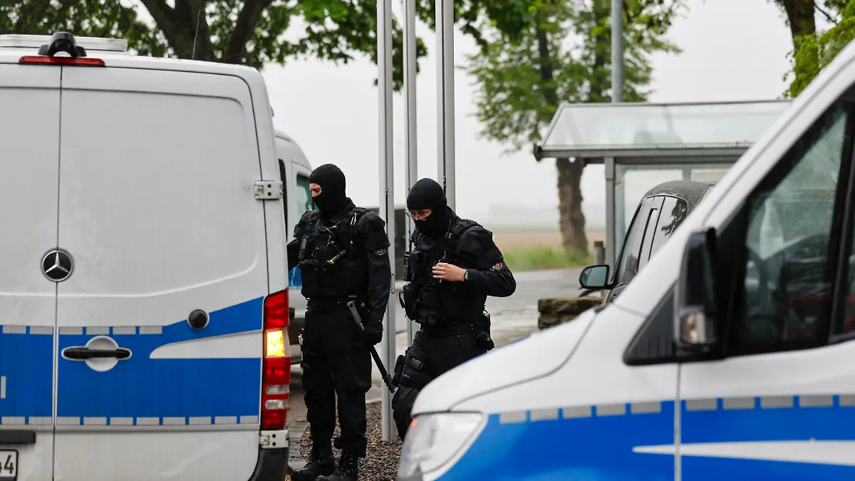 Einsatzbeamte der Polizei befinden sich auf dem Gelände der Justizvollzugsanstalt zwecks Durchsuchungen.