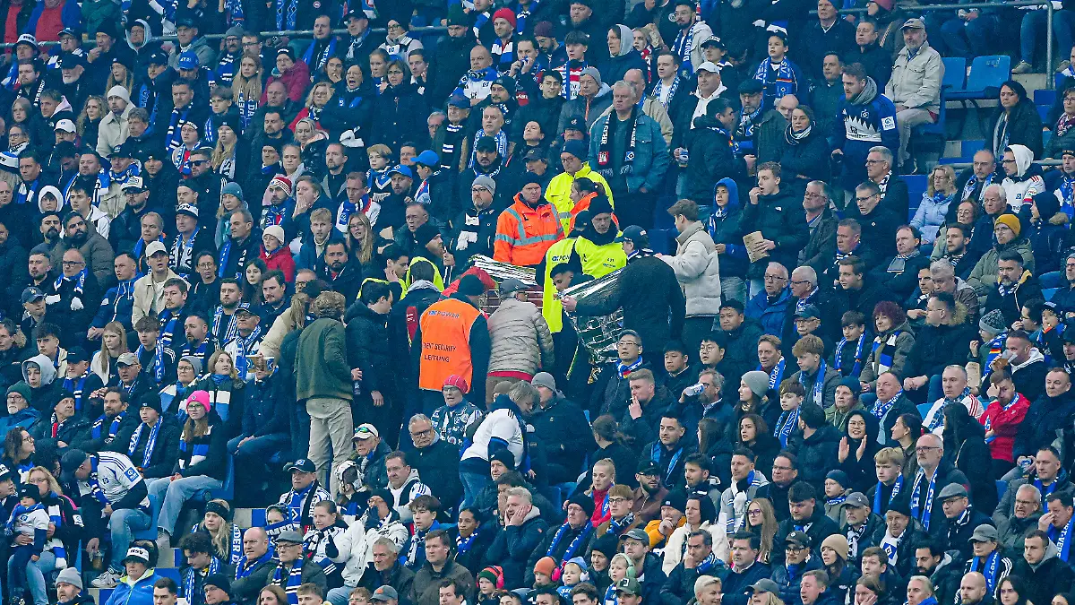 Medizinischer Notfall während des Spiels GER, HSV Hamburg Hamburg vs. TSG 1899 Hoffenheim, Fussball, 1. Bundesliga [Bundesliga], Spieltag 31, Saison 2025/2026, 25.04.2026 DFL REGULATIONS PROHIBIT ANY USE OF PHOTOGRAPHS AS IMAGE SEQUENCES AND/OR QUASI-VIDEO Foto: Eibner-Pressefoto/Marcel von Fehrn