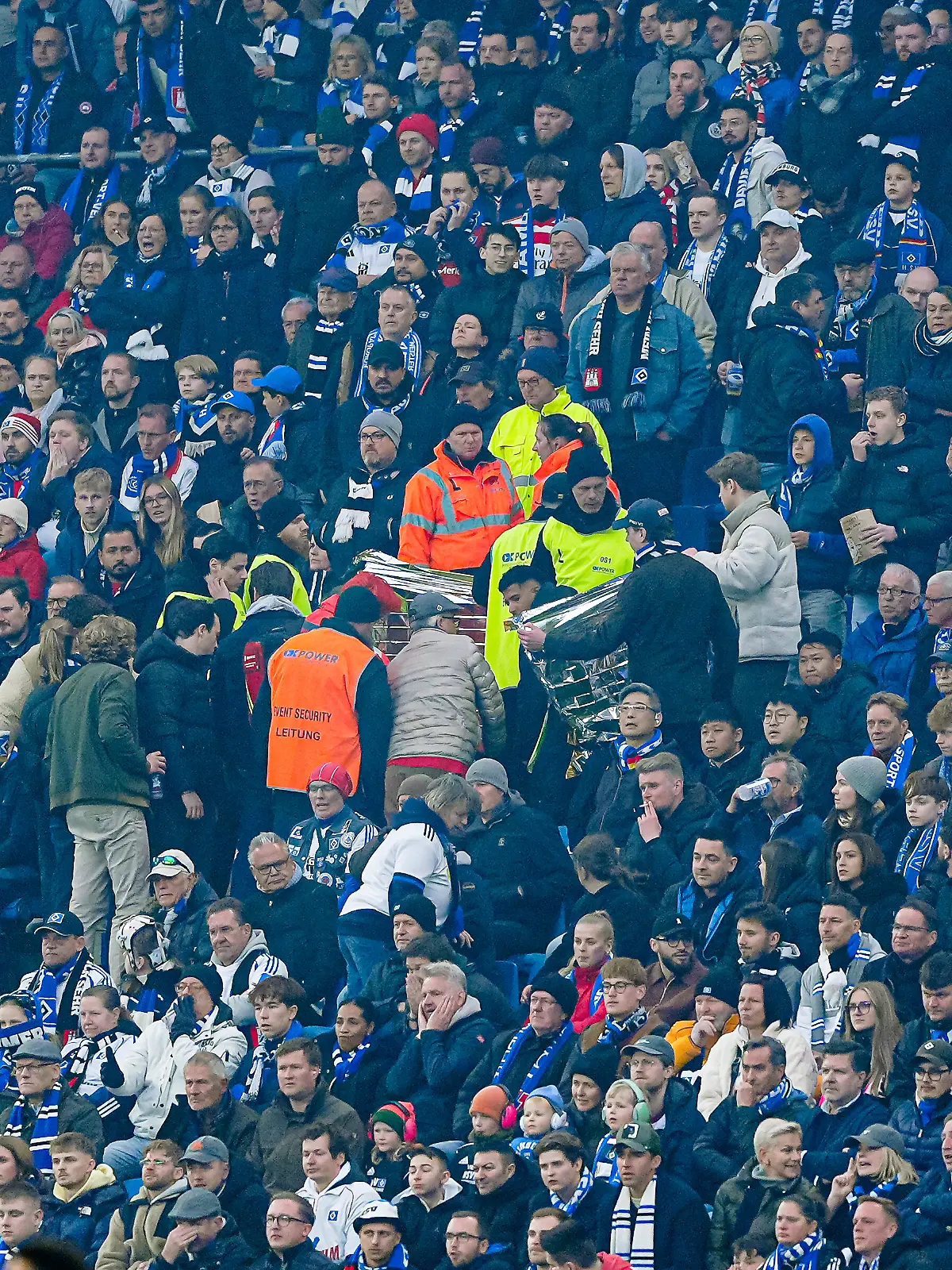 Medizinischer Notfall während des Spiels GER, HSV Hamburg Hamburg vs. TSG 1899 Hoffenheim, Fussball, 1. Bundesliga [Bundesliga], Spieltag 31, Saison 2025/2026, 25.04.2026 DFL REGULATIONS PROHIBIT ANY USE OF PHOTOGRAPHS AS IMAGE SEQUENCES AND/OR QUASI-VIDEO Foto: Eibner-Pressefoto/Marcel von Fehrn