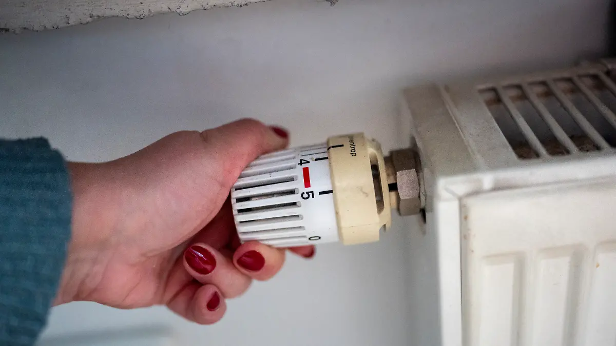 Thermostatregler an einem Heizkörper in einer Wohnung. Symbolbild zum Thema steigende Energiepreise, hohe Heizkosten und Belastungen für Verbraucher. Gummersbach, 28.02.2026