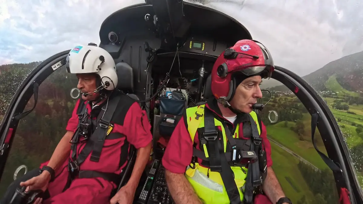 Pilot und Co-Pilot in einem Helikopter mit Glas-Cockpit.