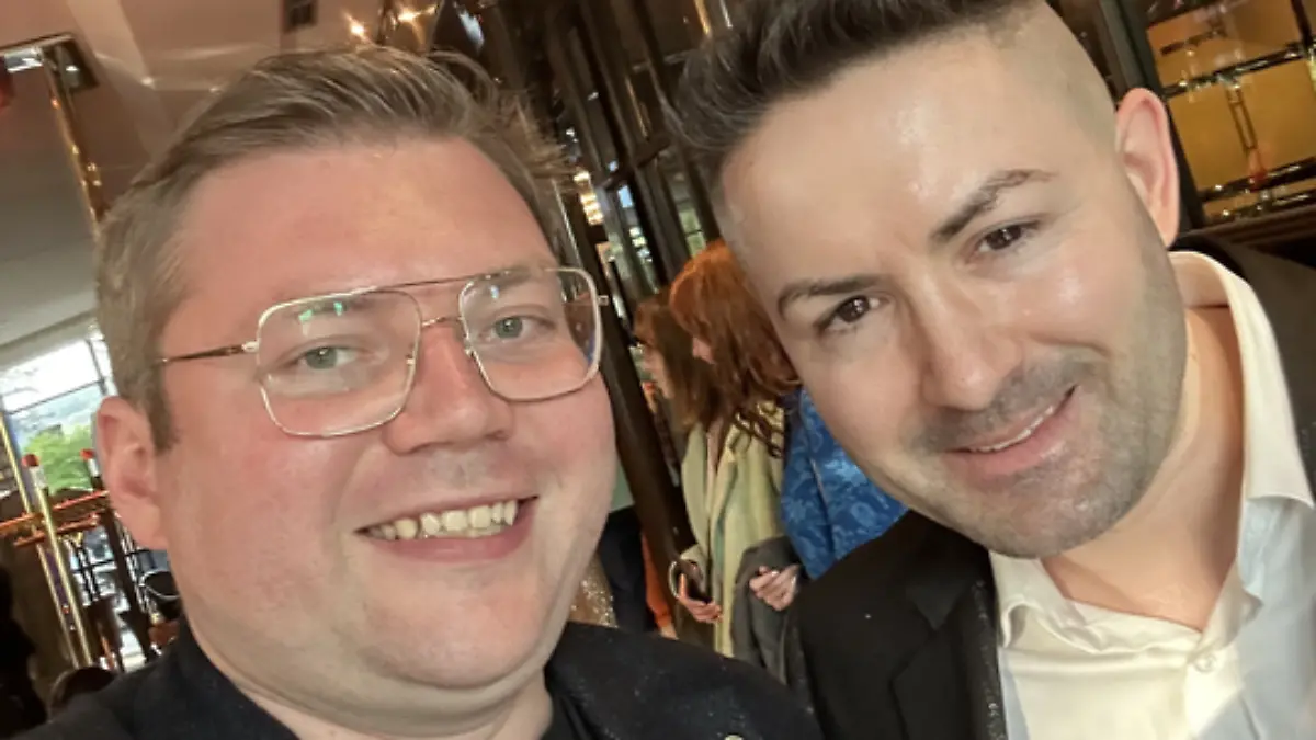 Zwei Gute-Laune-Garanten: RTL-Reporter Kai Franzke Jr. traf Menderes in Bonn. 