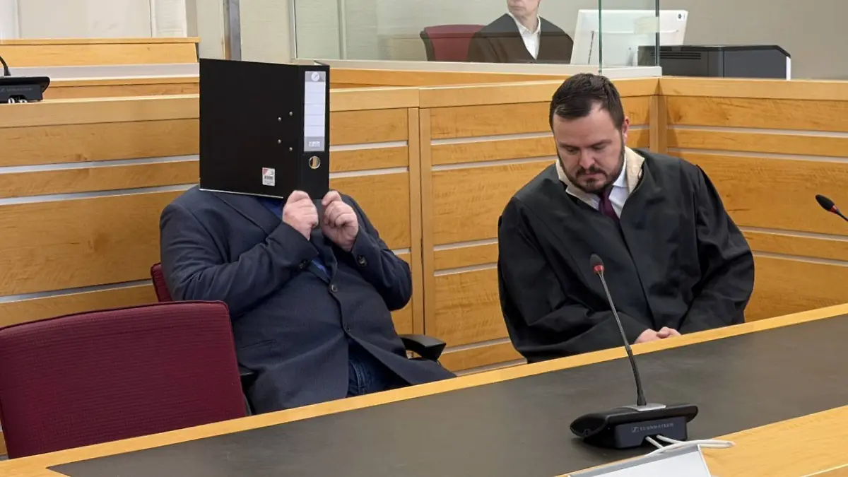 Der Mediziner soll während Operationen intime Fotos seiner Patientinnen aufgenommen haben.