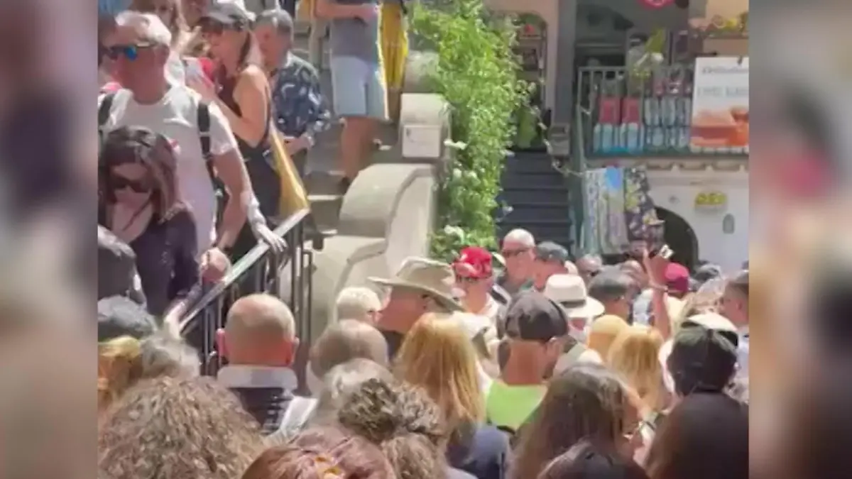 Anwohner fühlen sich eingesperrt! Touristenmassen überfluten Urlaubsparadies Ärger an der Amalfiküste