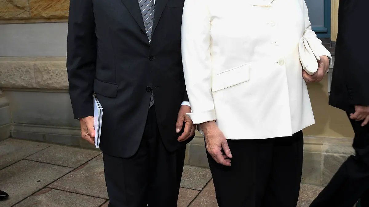 abb Angela Merkel ex Kanzlerin mit Ehemann Joachim Sauer in der Pause zu Gast im Garten vom Festspielhaus , auf dem gruenen Huegel bei der Premiere eroeffung der Richard-Wagner-Festspiele 2025 am 25.Juli 2025 in Bayreuth Bayern Deutschland *** abb Angela Merkel ex Chancellor with husband Joachim Sauer during the intermission in the garden of the Festspielhaus , on the green hill at the premiere opening of the Richard Wagner Festival 2025 on July 25, 2025 in Bayreuth Bavaria Germany