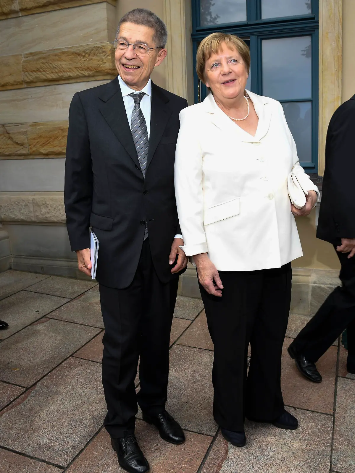 abb Angela Merkel ex Kanzlerin mit Ehemann Joachim Sauer in der Pause zu Gast im Garten vom Festspielhaus , auf dem gruenen Huegel bei der Premiere eroeffung der Richard-Wagner-Festspiele 2025 am 25.Juli 2025 in Bayreuth Bayern Deutschland *** abb Angela Merkel ex Chancellor with husband Joachim Sauer during the intermission in the garden of the Festspielhaus , on the green hill at the premiere opening of the Richard Wagner Festival 2025 on July 25, 2025 in Bayreuth Bavaria Germany