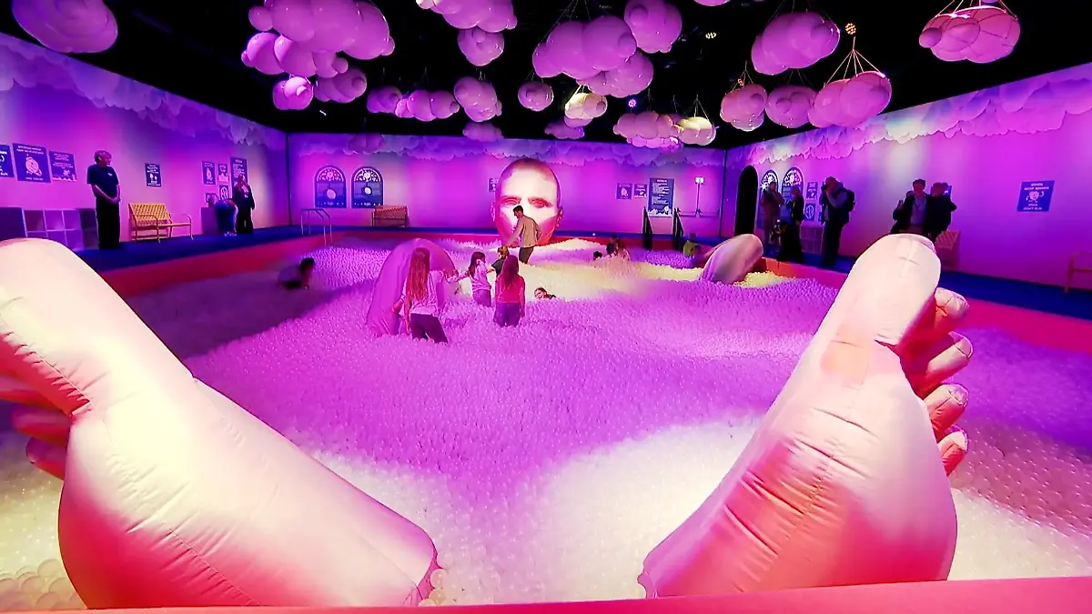 Ausstellung mit Bällebad und Seifenblasen „Bubble Planet“ in Köln