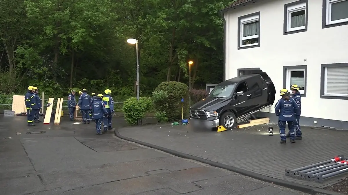 Auto kracht in Hauswand Großeinsatz in Ennepetal