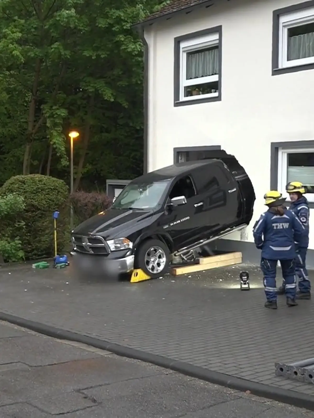 Bild zu: "Auto kracht in Hauswand"
