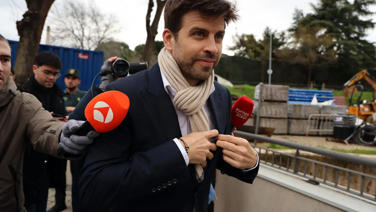 Sport Themen der Woche KW11 Sport Bilder des Tages Gerard Piqué declara como investigado por su mediación en la Supercopa de Espana Gerard Piqué llega a los juzgados de Majadahona para declarar como investigado por su mediación en la Supercopa de Espana en Arabia Saudí, a 14 de marzo de 2025, en Madrid Espana. La jueza pide además a las autoridades de Arabia SAudí que aporten los depósitos bancarios tanto de Piqué como de Luis Rubiales. JUZGADOSJUICIOGERARD PIQUÉ14 MARZO 2025 Raú Madrid Madrid Espana *** Gerard Piqué arrives at the courts of Majadahona to testify as an investigated for his mediation in the Spanish Super Cup in Saudi Arabia, on March 14, 2025, in Madrid Spain The judge also asked the Saudi Arabian authorities to provide the bank deposits of both Piqué and Luis Rubiales JUDGMENTS GERARD PIQUÉ TRIAL 14 MARCH 2025 Raú Madrid Madrid Madrid Espana PUBLICATIONxNOTxINxESP Copyright: xRaulxTerrelx 6578589