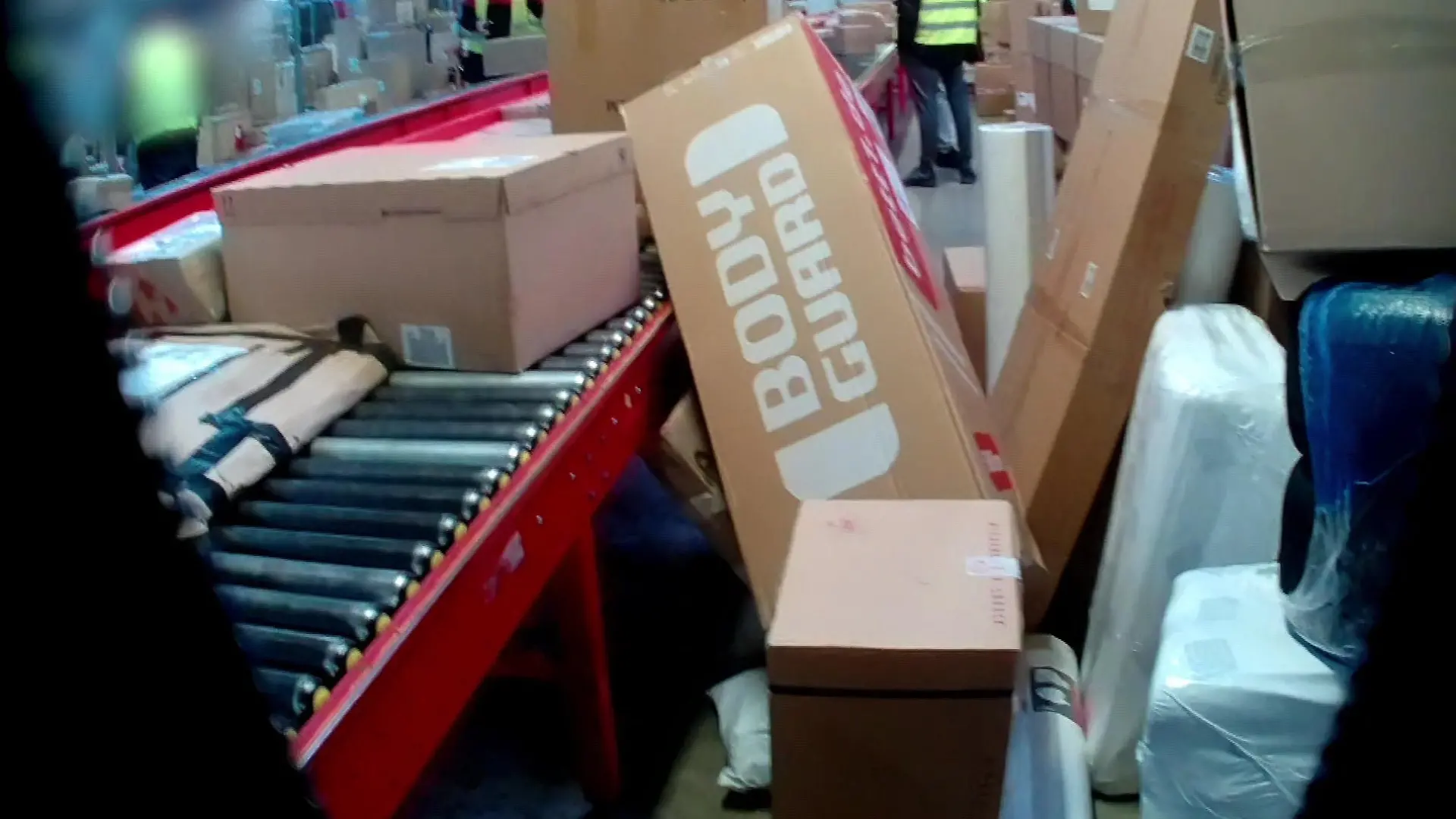 Was "Team Wallraff"-Reporter am Paketband aufdecken Massive Sicherheitsmängel in DPD-Depots?