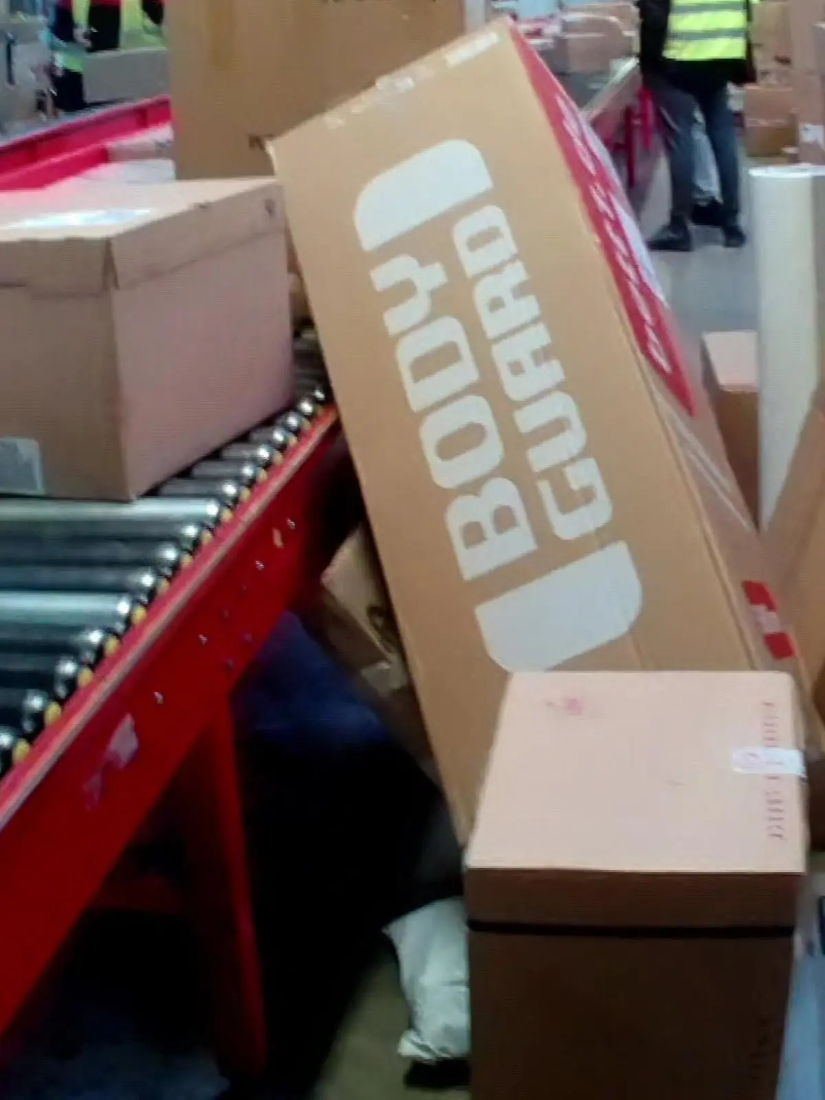Bild zu: "Was "Team Wallraff"-Reporter am Paketband aufdecken"