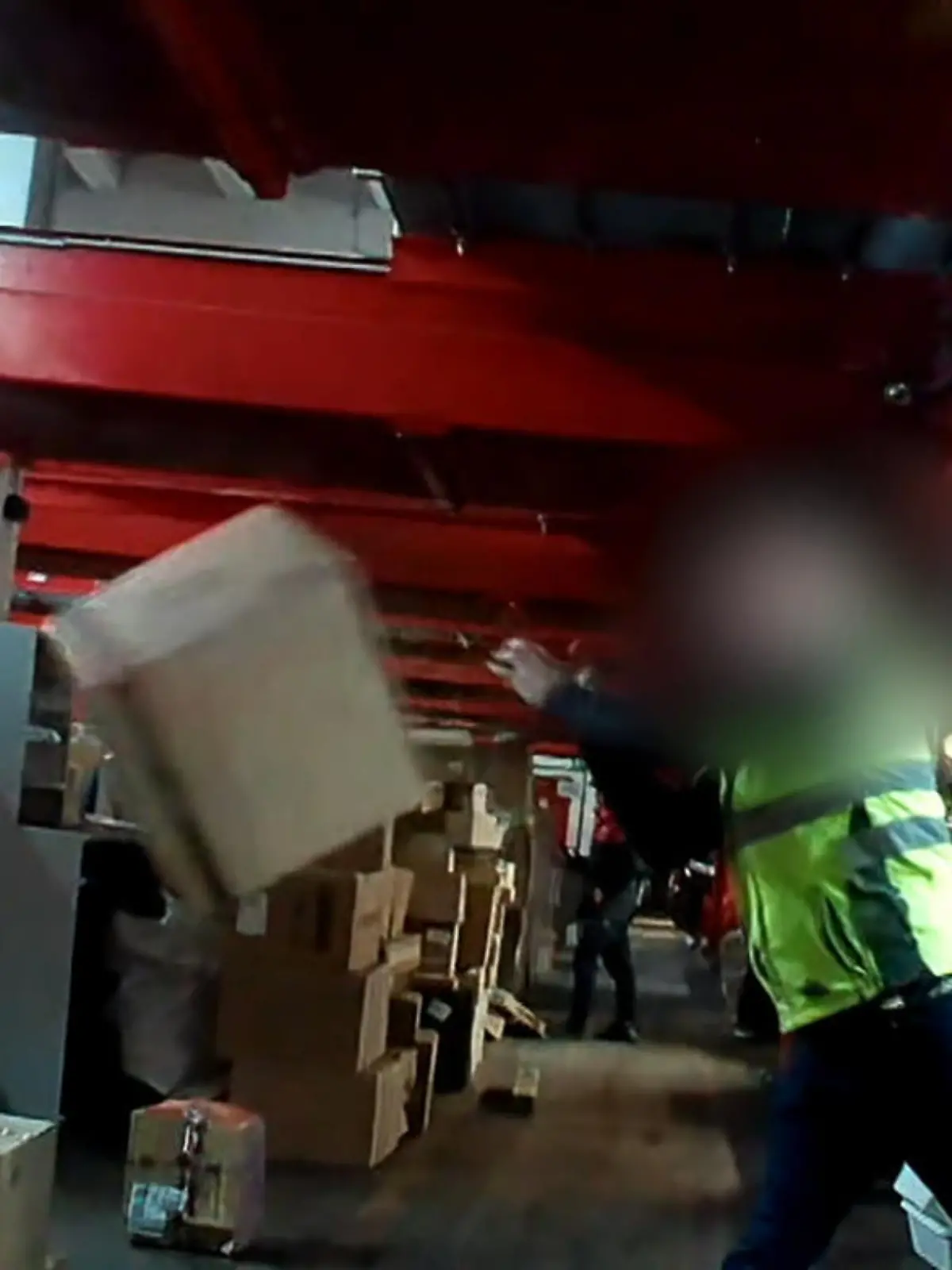Bild zu: "44 Prozent Bruchquote! Ist Paket-Weitwurf in Depots schuld am Schaden?"