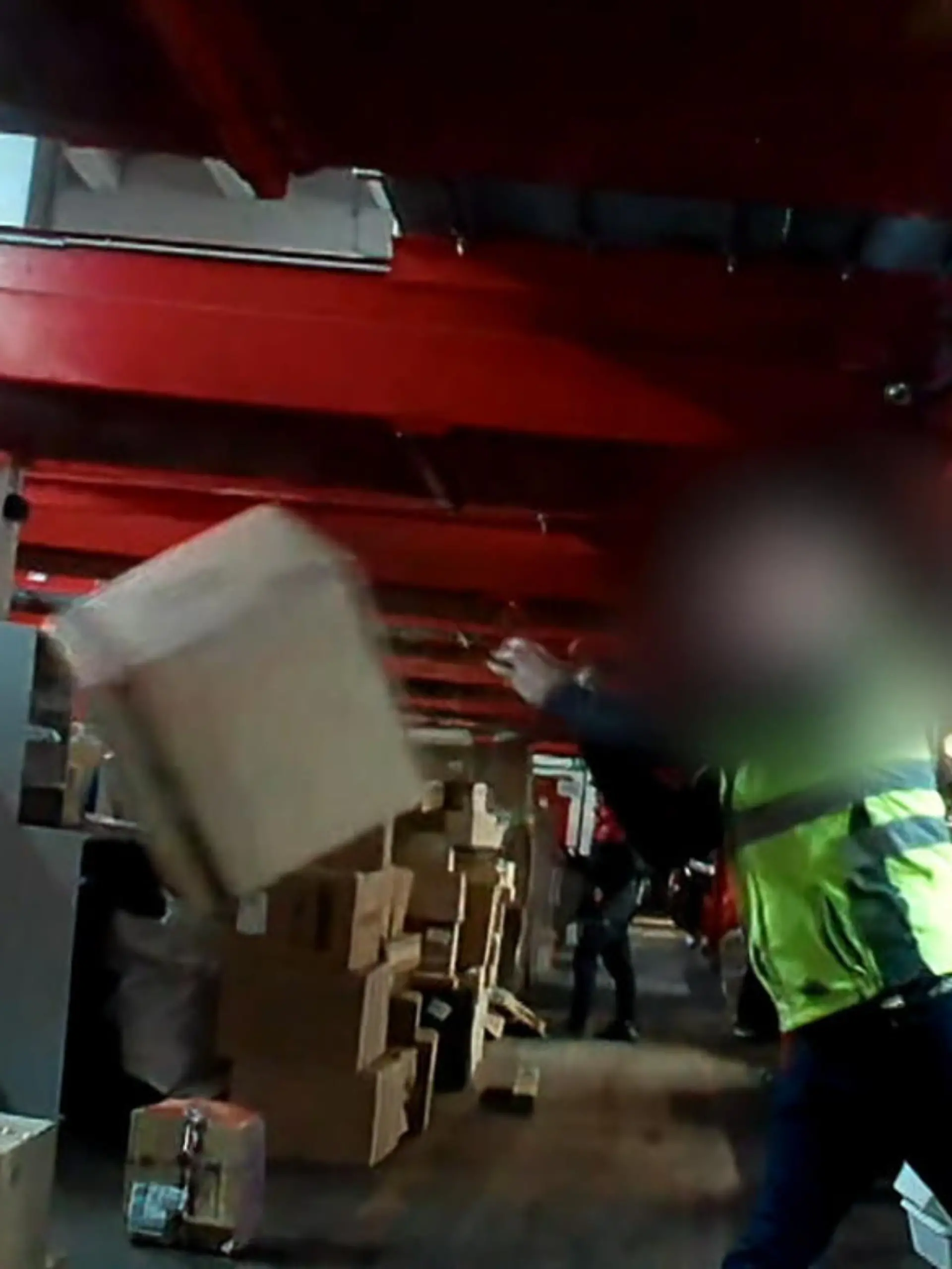 Bild zu: "44 Prozent Bruchquote! Ist Paket-Weitwurf in Depots schuld am Schaden?"