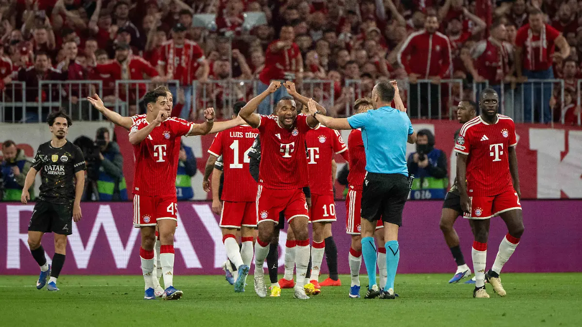 Fußball, Herren, Saison 2025/2026, Champions League Halbfinale, Rückspiel, FC Bayern München - Paris St. Germain, v. l. Aleksandar Pavlovic Bayern München, Harry Kane Bayern München, Jonathan Tah Bayern München, Jamal Musiala Bayern München und Dayot Upamecano Bayern München beschweren sich bei Schiedsrichter Joao Pinheiro POR, 06.05. 2026, *** Soccer, Men, 2025 2026 season, Champions League semi-final, second leg , FC Bayern Munich Paris St Germain, f l Aleksandar Pavlovic Bayern Munich , Harry Kane Bayern Munich , Jonathan Tah Bayern Munich , Jamal Musiala Bayern Munich and Dayot Upamecano Bayern Munich complain to referee Joao Pinheiro POR , 06 05 2026, Copyright: xMatthiasxKochx