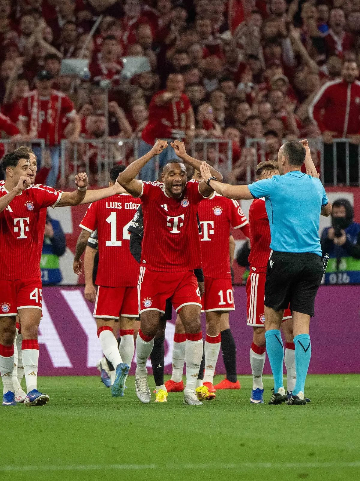 Fußball, Herren, Saison 2025/2026, Champions League Halbfinale, Rückspiel, FC Bayern München - Paris St. Germain, v. l. Aleksandar Pavlovic Bayern München, Harry Kane Bayern München, Jonathan Tah Bayern München, Jamal Musiala Bayern München und Dayot Upamecano Bayern München beschweren sich bei Schiedsrichter Joao Pinheiro POR, 06.05. 2026, *** Soccer, Men, 2025 2026 season, Champions League semi-final, second leg , FC Bayern Munich Paris St Germain, f l Aleksandar Pavlovic Bayern Munich , Harry Kane Bayern Munich , Jonathan Tah Bayern Munich , Jamal Musiala Bayern Munich and Dayot Upamecano Bayern Munich complain to referee Joao Pinheiro POR , 06 05 2026, Copyright: xMatthiasxKochx