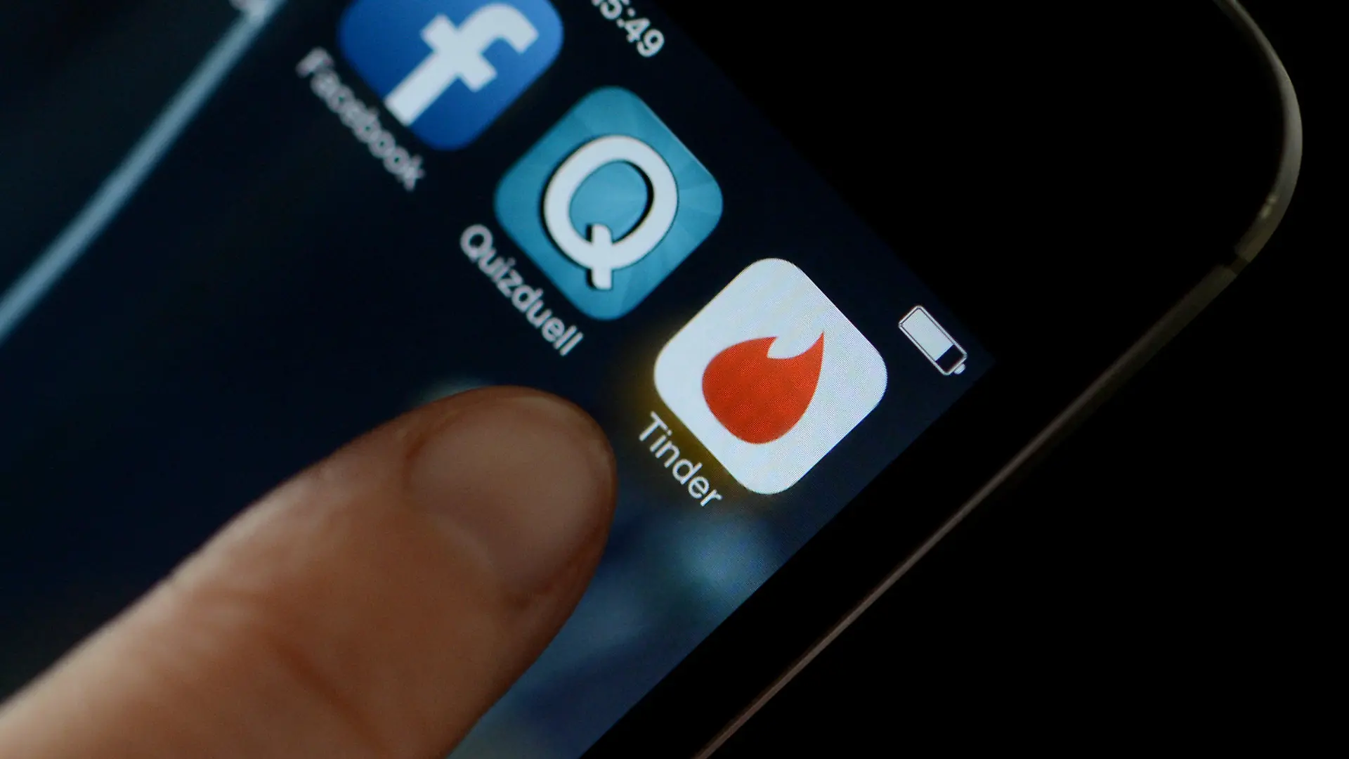 ARCHIV - ILLUSTRATION - Auf einem Smartphone ist am 18.02.2014 in Stuttgart (Baden-Württemberg) das Logo der App Tinder zu sehen. Foto: Franziska Kraufmann/dpa (zu: "Liebe im Internet - Romantik via Apps" vom 13.02.2015) +++(c) dpa - Bildfunk+++