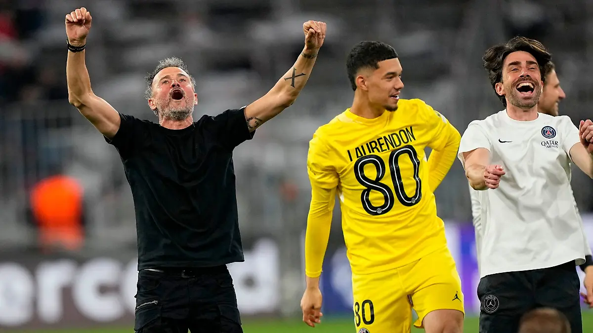 Paris-Trainer Luis Enrique jubelt nach dem Einzug ins Finale der Champions League.