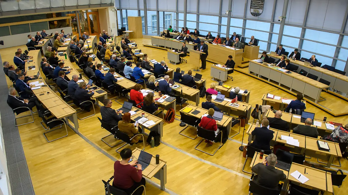 Guido Kosmehl (FDP) steht im Plenarsaal vom Landtag von Sachsen-Anhalt am Rednerpult und spricht zu den Abgeordneten. In der Debatte ging es um einen Entwurf für ein Gesetz zur Parlamentsreform. +++ dpa-Bildfunk +++