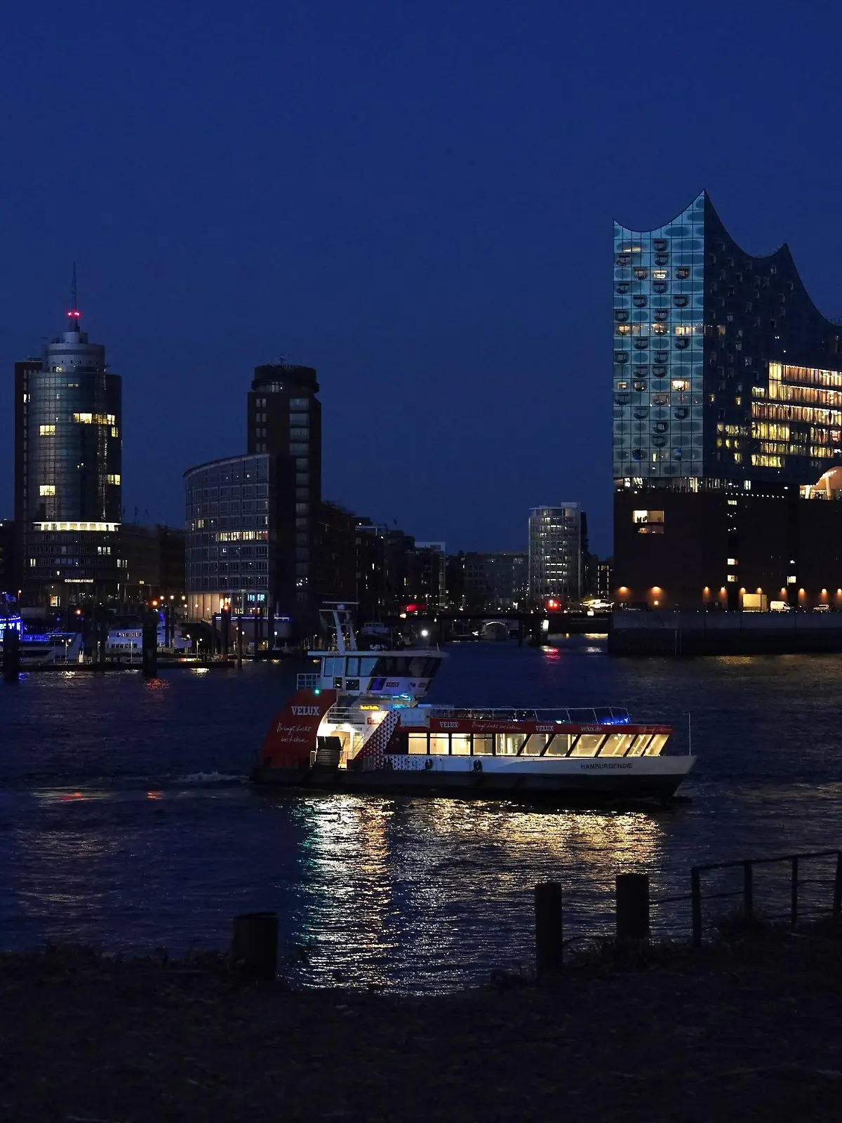 03.05.2023, Hamburg: Eine HVV-Hafenfähre fährt in der blauen Stunde auf der Elbe im Hafen. Foto: Marcus Brandt/dpa +++ dpa-Bildfunk +++