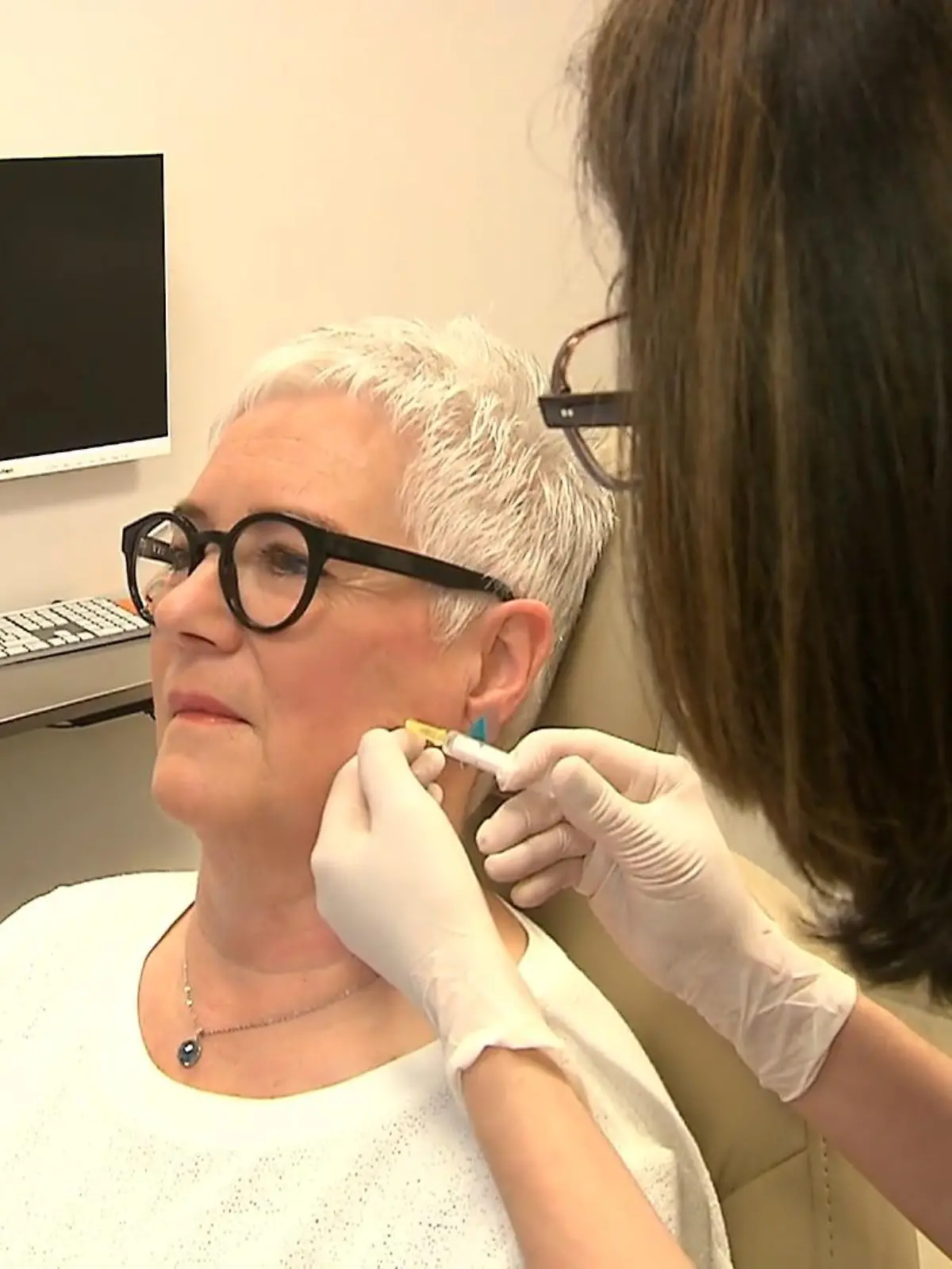 Bild zu: "Birgit will ihr Zähneknirschen endlich stoppen – mit einer Botox-Behandlung"