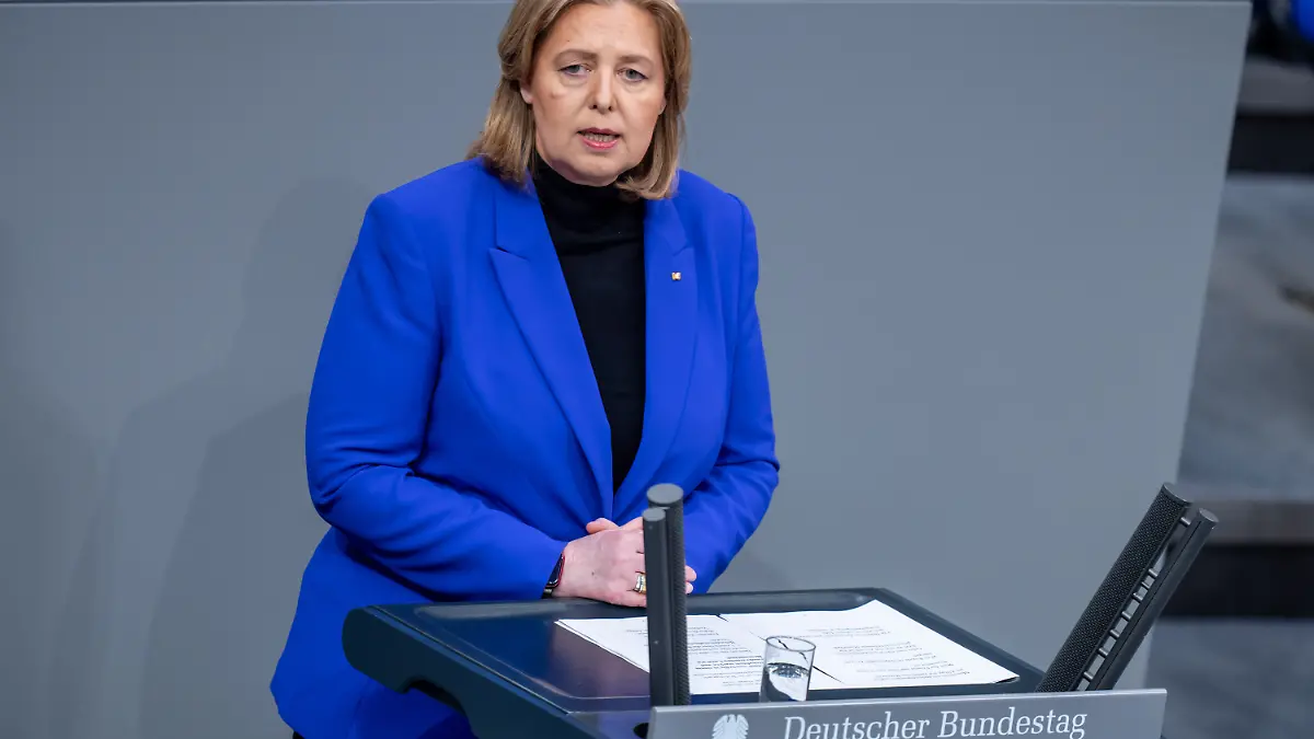 Bärbel Bas (SPD), Bundesministerin für Arbeit und Soziales, spricht in der Debatte im Plenarsaal im Bundestag.