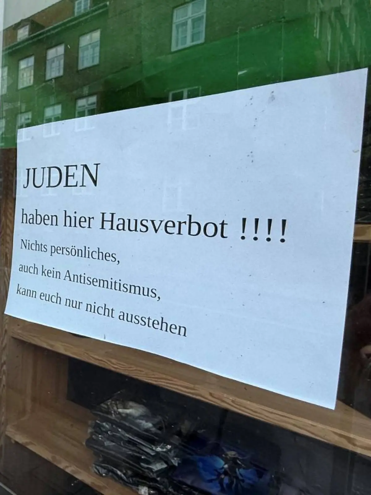 Bild zu: "Er hatte Juden Hausverbot erteilt! Ladenbesitzer wegen antisemitischen Plakats verurteilt"