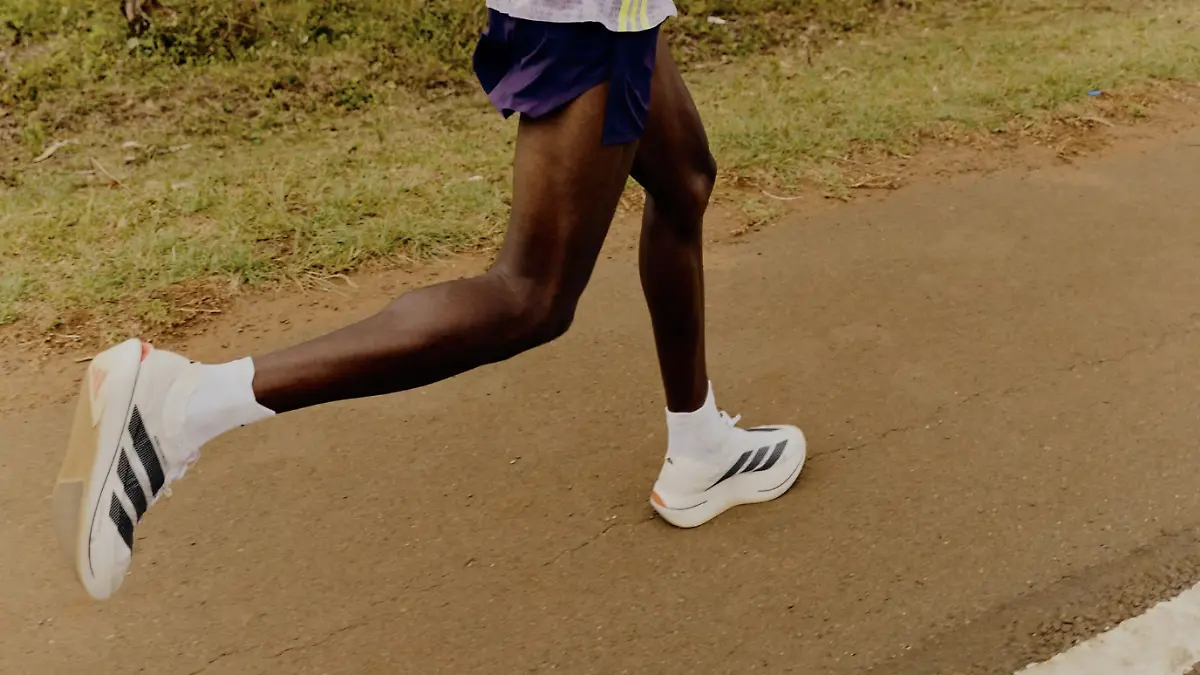 Sebastian Sawe sprintet in den Adizero Adios Pro Evo 3 Schuhen von Adidas.