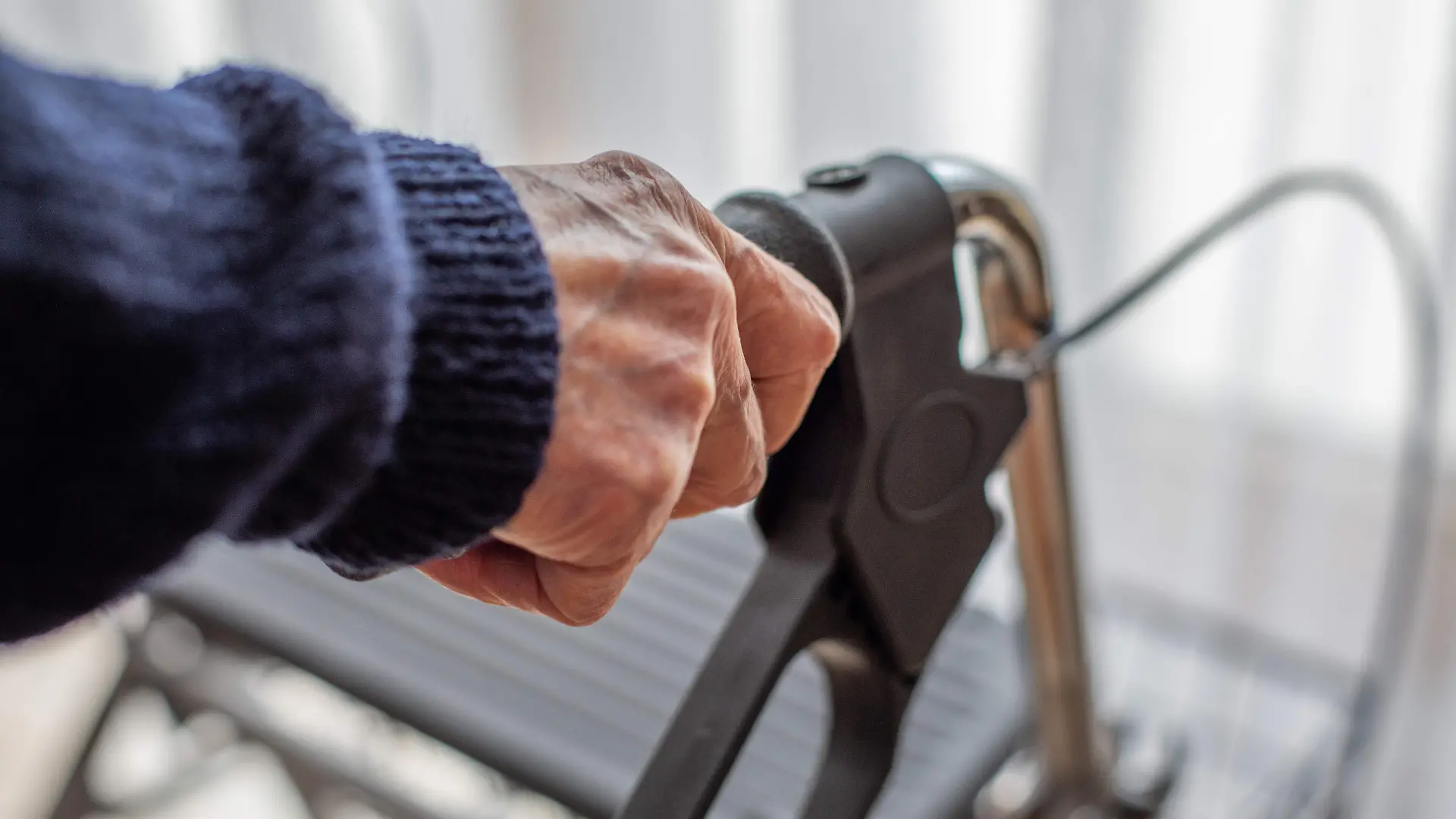 München, Deutschland 23.10.2025: Im Bild: Symbolbild Alter und Pflege: Eine ältere Person hält die Bremse eines Rollators fest. Das Motiv steht sinnbildlich für Mobilität im Alter, Selbstständigkeit, Unterstützung und Alltagshilfen in der Seniorenpflege.