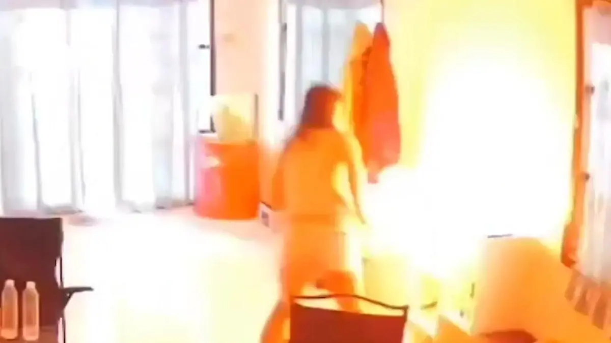 Mitten im Wohnzimmer! Powerbank explodiert – während Frau sie benutzt Schockmoment in China