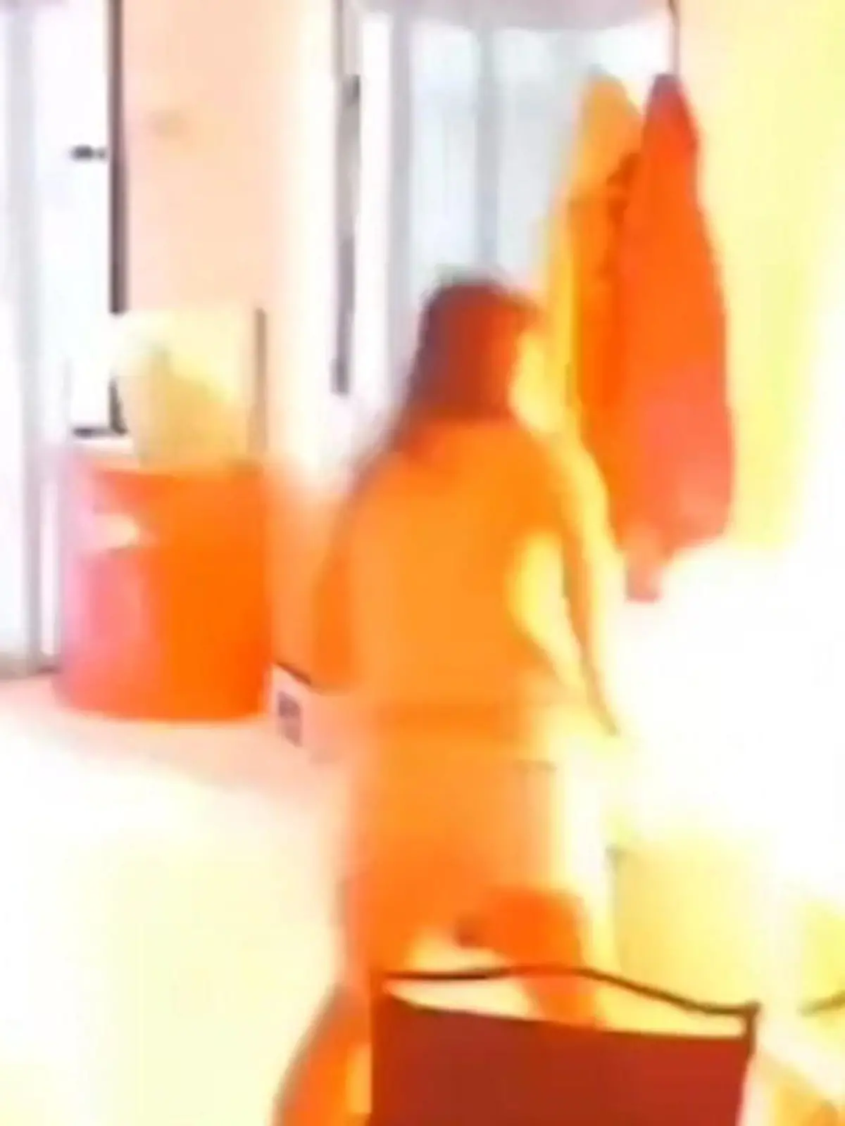 Bild zu: "Mitten im Wohnzimmer! Powerbank explodiert – während Frau sie benutzt"