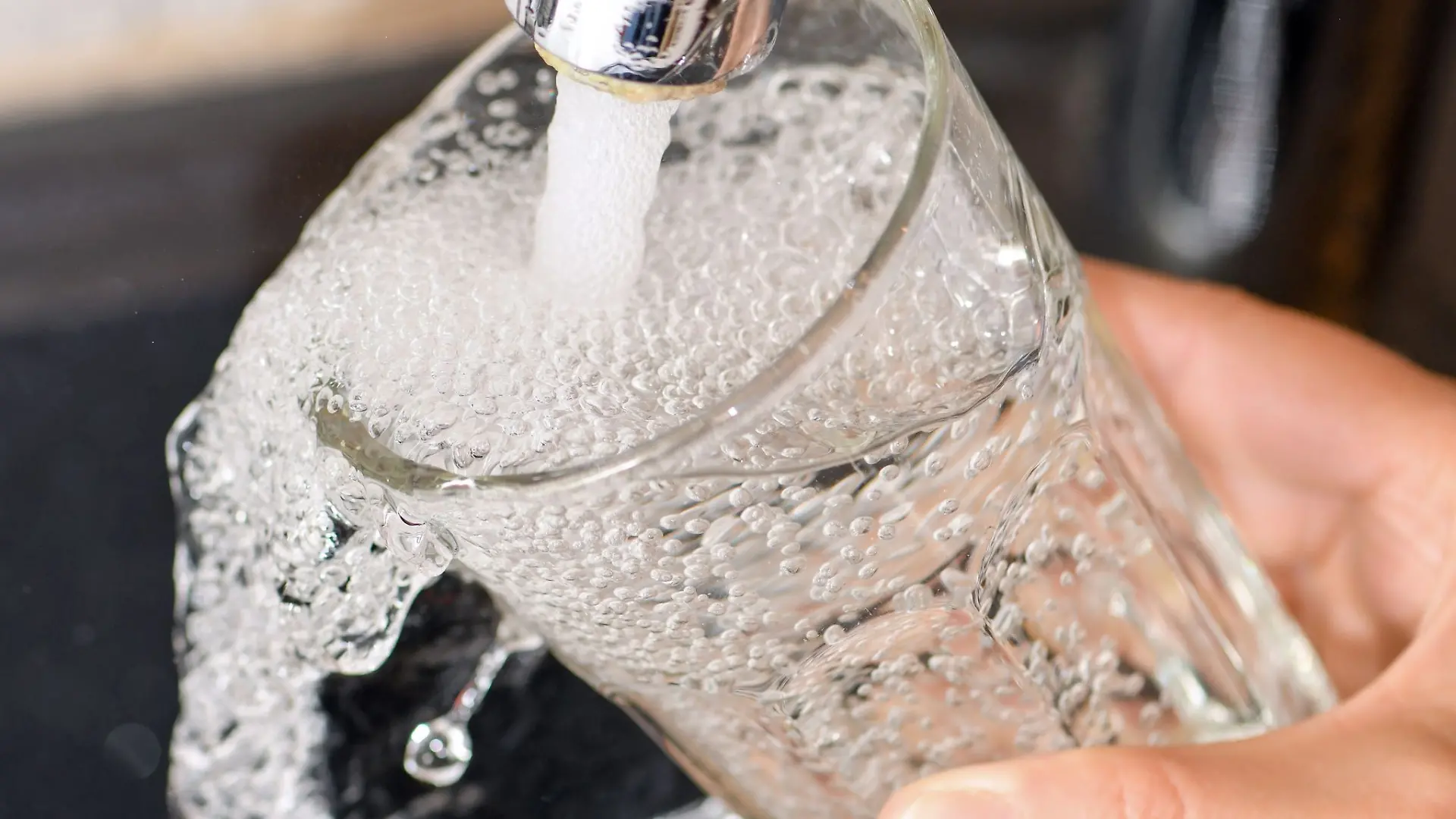 Es stimmt nicht, dass Leitungswasser nicht mehr als Trinkwasser empfohlen wird.