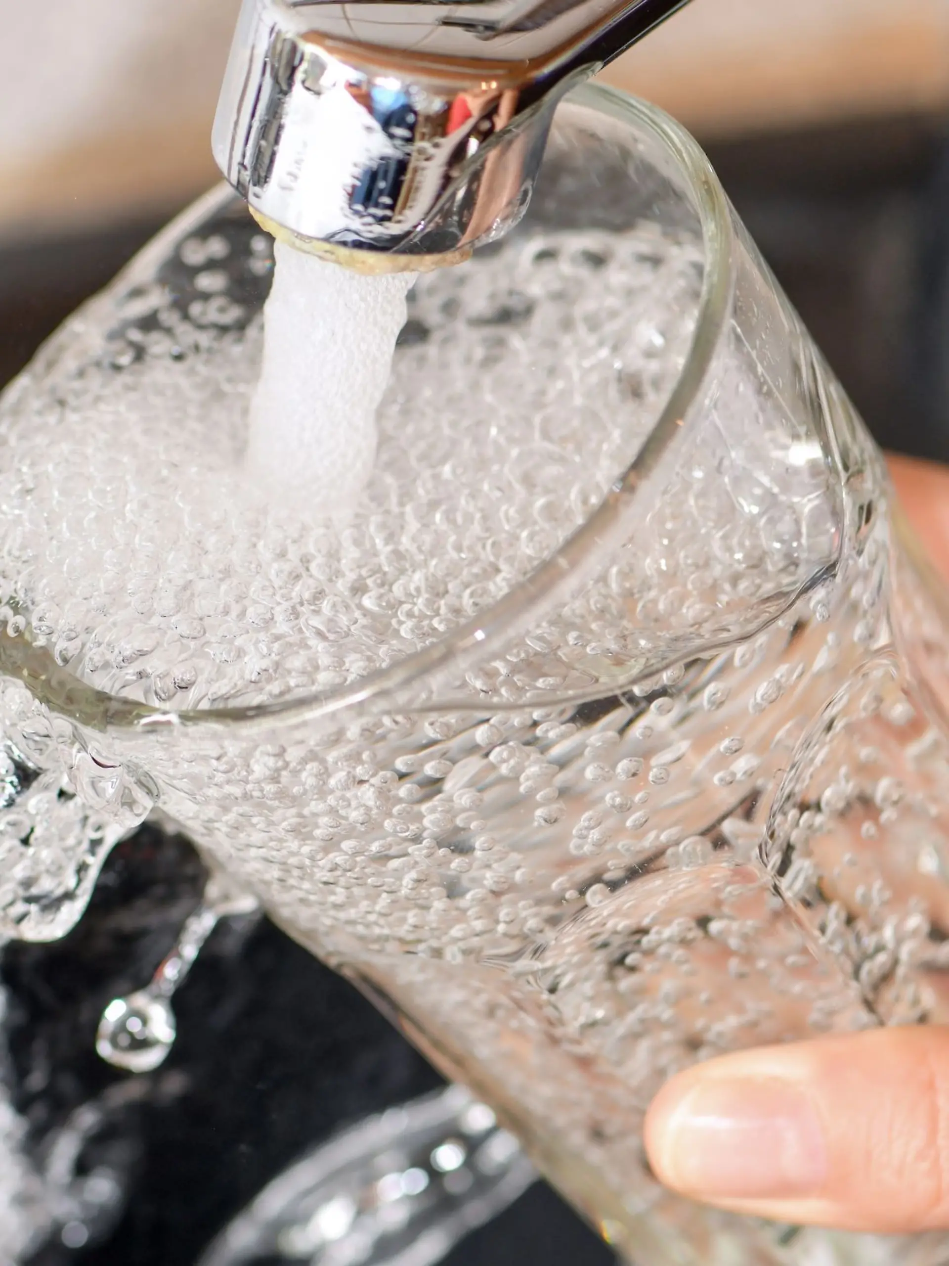 Es stimmt nicht, dass Leitungswasser nicht mehr als Trinkwasser empfohlen wird.