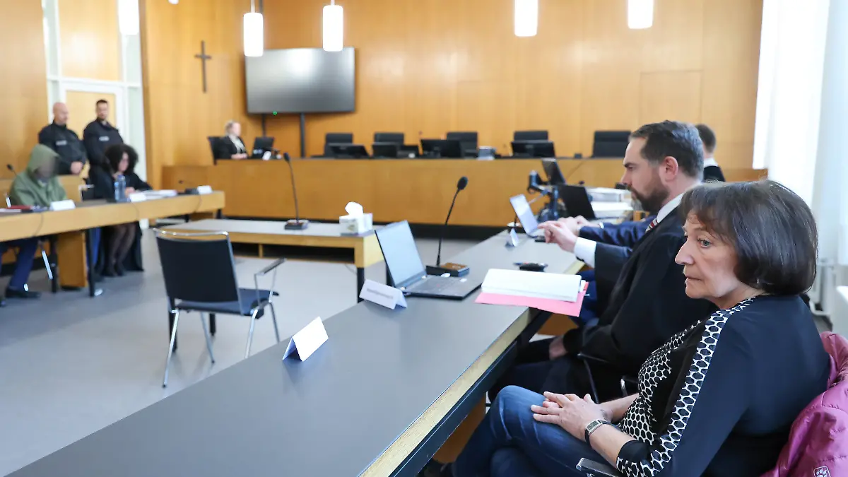 Nebenklägerin Christine P. (r), die Schwester der göteten Maria, sitzt im Gerichtssaal. Gegen den Angeklagten (l) Mann, läuft ein Mordprozess wegen der Tötung seiner Ex-Freundin vor mehr als 41 Jahren.
