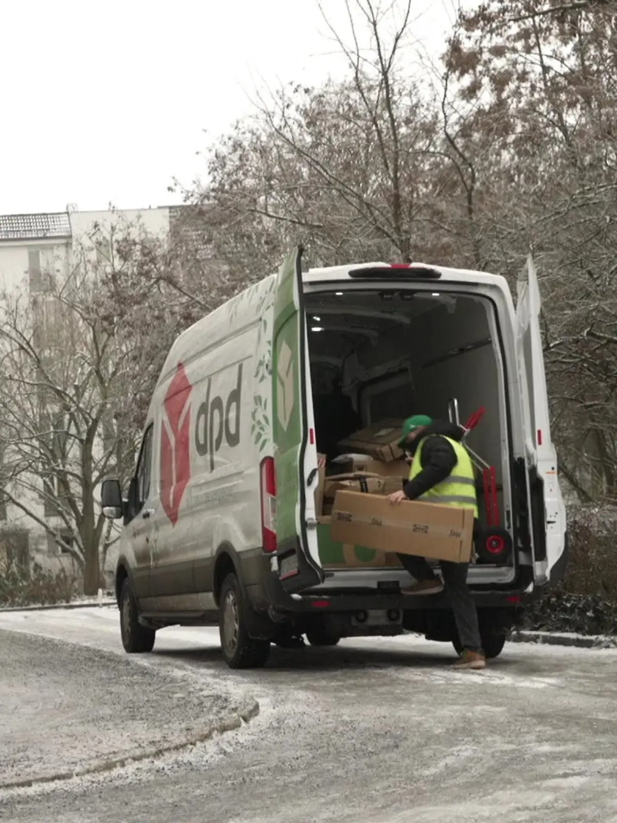„Team Wallraff”-Reporter Alex Römer bei seinem Undercover-Einsatz als DPD-Paketbote