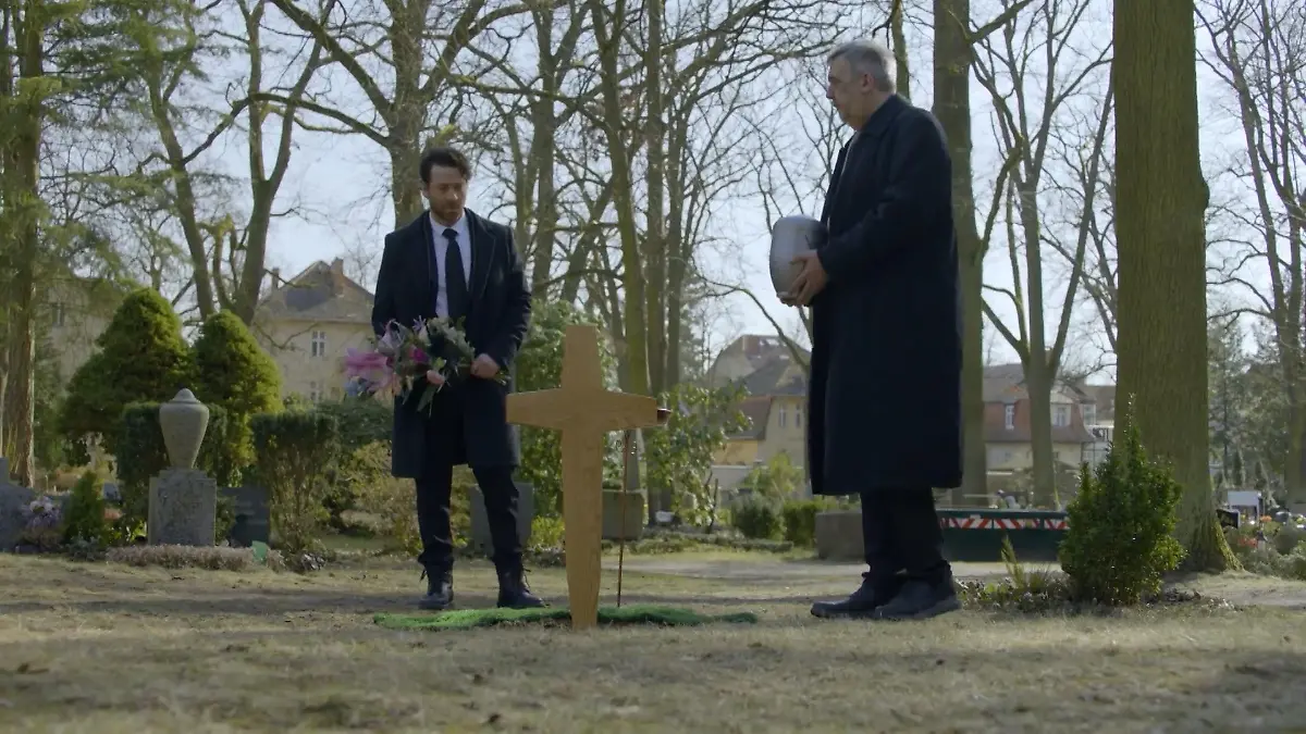 Carlos muss Zoe alleine beerdigen GZSZ-Folge 8522 vom 18. Mai 2026 im TV
