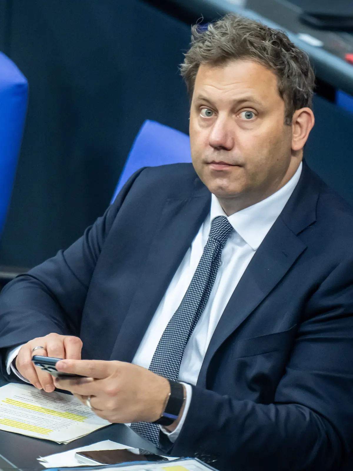 Lars Klingbeil (SPD), Bundesminister der Finanzen, verfolgt die Debatte im Plenarsaal im Bundestag.