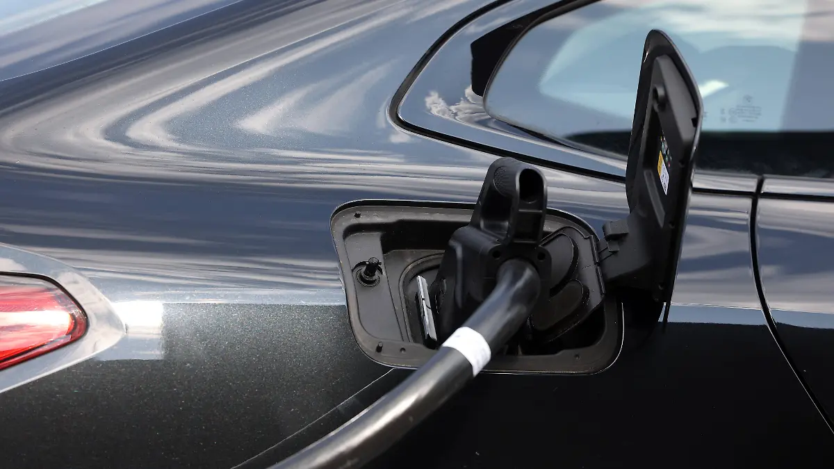 Ein Elektrofahrzeug wird geladen. Das Ladekabel steckt im Stecker am Auto. Elektromobilitaet Elektromobilität am 20.03.2026 in Siegen/Deutschland. *** An electric vehicle being charged The charging cable is plugged into the plug on the car Elektromobilitaet Elektromobilität on 20 03 2026 in Siegen Germany