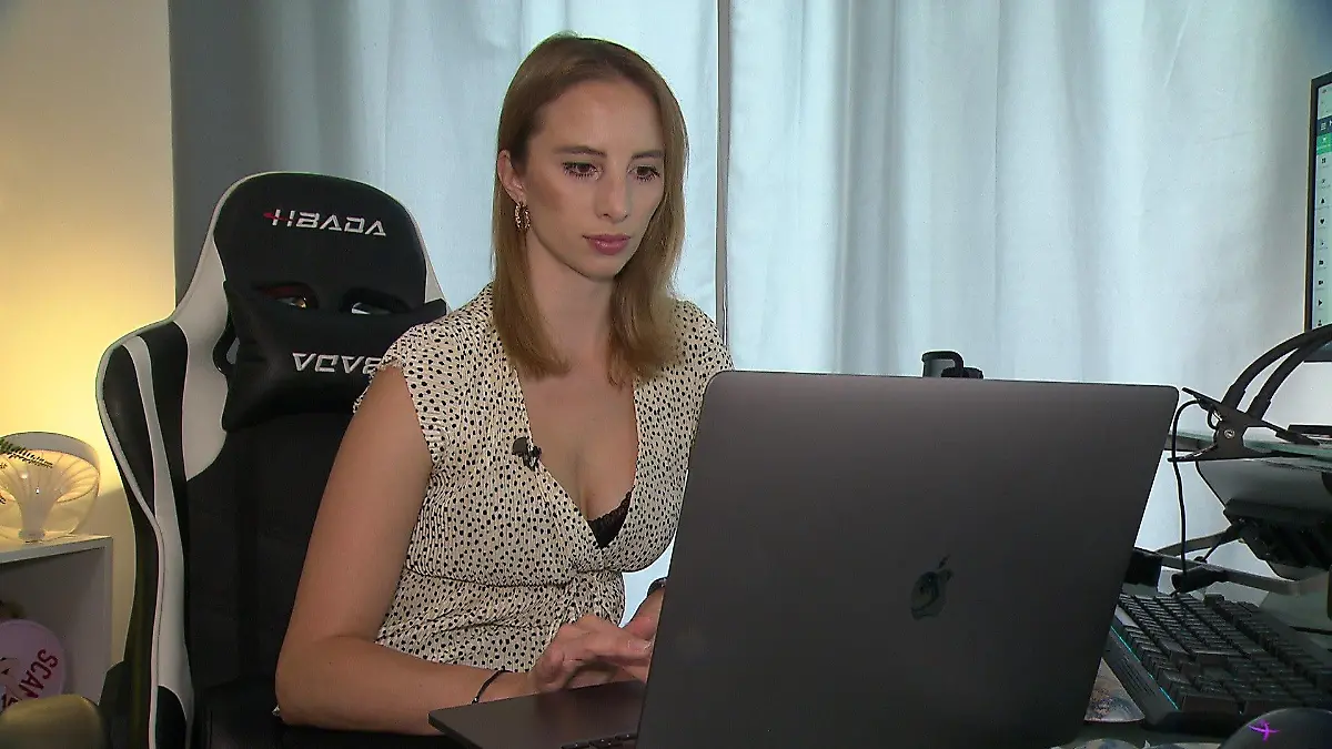 Als Webcam-Girl Hanna Secret verdient sich die Hamburgerin ihr Geld damit, sich vor der Kamera auszuziehen.