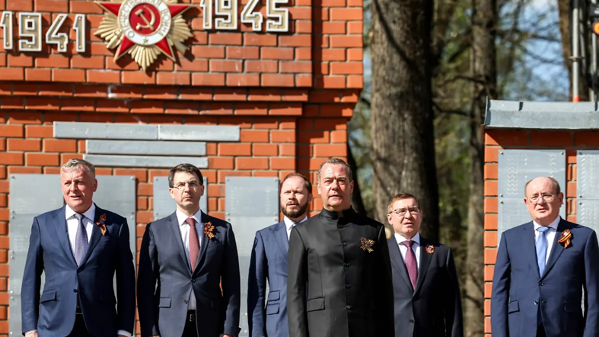 RUSSIA, TVER REGION - MAY 5, 2026: Russian Security Council Deputy Chairman, United Russia Party leader Dmitry Medvedev front and Vladimir Yakushev 2nd R, secretary of the United Russia Party s General Council, attend Keep the Flame of Victory, an All-Russian memorial campaign at the Alley of Memory memorial complex in Torzhok, 60km northwest of Tver. The event marks the 81st anniversary of the victory over Nazi Germany in World War II Russia PUBLICATIONxINxGERxSUIxAUTxONLY - ZUMAt113 20260505_zaa_t113_321 Copyright: xYekaterinaxShtukinax